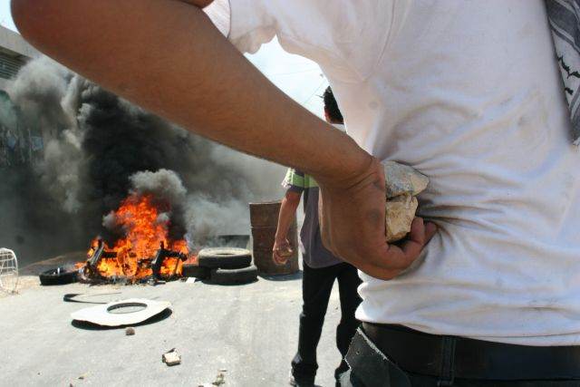 Burning tires, stone in hand — Gaza