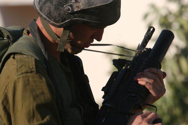 Israeli soldier reloads during an incursion